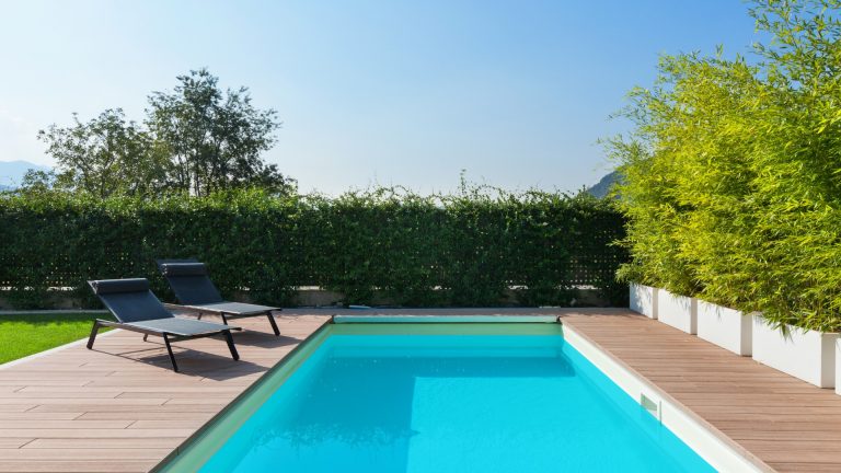 Basen zewnętrzny czy wewnętrzny – co wybrać?